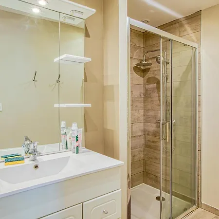 2 Bedroom Lovely In *